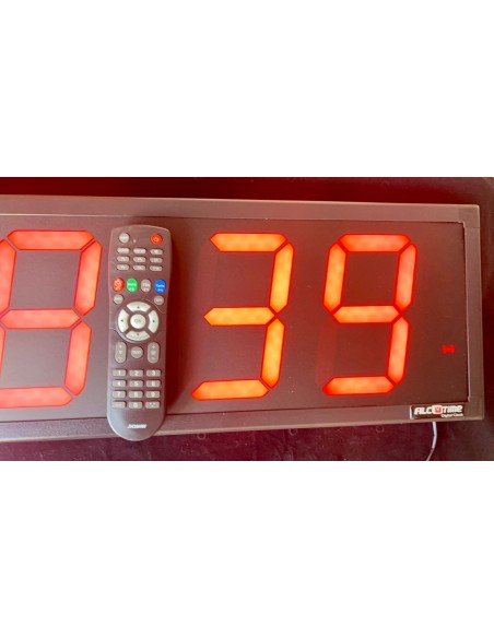 Reloj digital grande con segundos. 97x23x4cm.