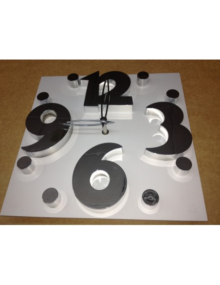 Reloj blanco con números cromados y en relieve